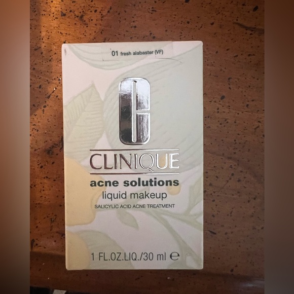 NEW Clinique Acne Solutions Liquid Makeup - Fresh Alabaster Shade - Picture 1 of 4